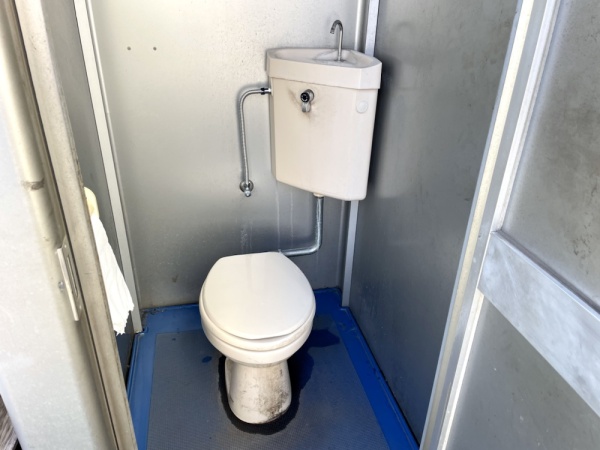 トイレ水漏れ修理工事　工事後　トイレタンク内外部新規部品取り付け工事後