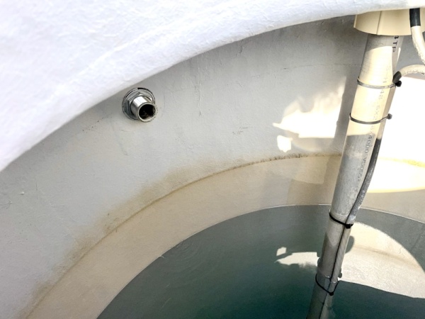 水道修理（受水槽ボールタップ交換）工事　工事中　受水槽内既設ボールタップ取り外し工事後