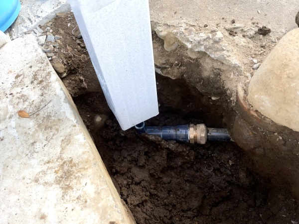 水道修理（給水管漏水修理、2日目）工事　工事中　配管、新規水栓柱取り付け工事後