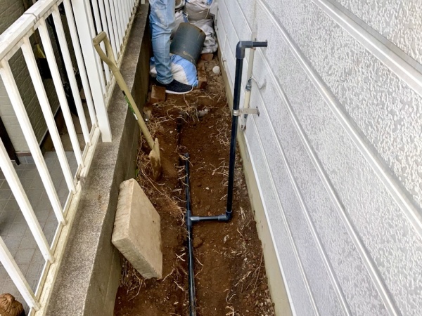水道修理（給水管改修、キッチン蛇口及びトイレ便器交換）工事　工事中　配管工事中