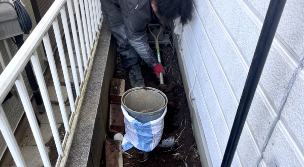 水道修理（給水管改修、キッチン蛇口及びトイレ便器交換）工事　工事中　掘削工事中