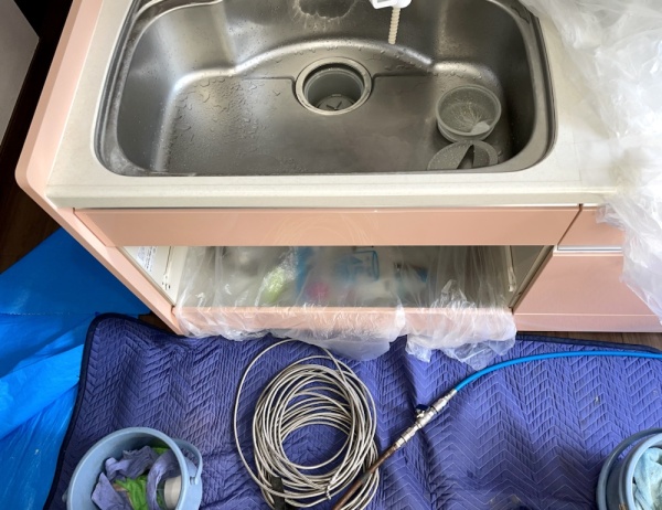 キッチンつまり修理工事　工事中　キッチンシンク側より排水管高圧洗浄工事中