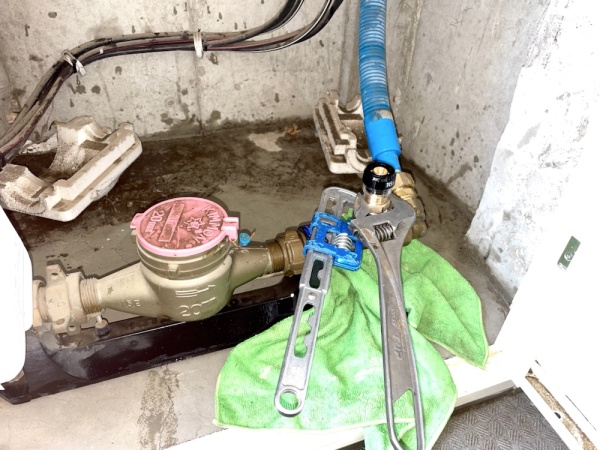 水道修理（給水管漏水修理）工事　工事中　新規給水管取り付け工事中