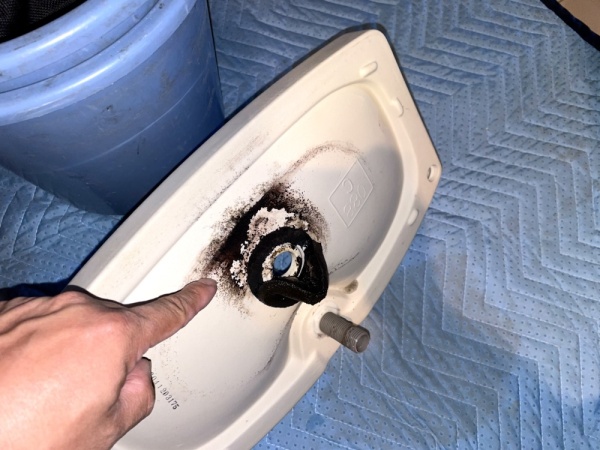 トイレ水漏れ修理工事　工事中　既設整流スポンジ