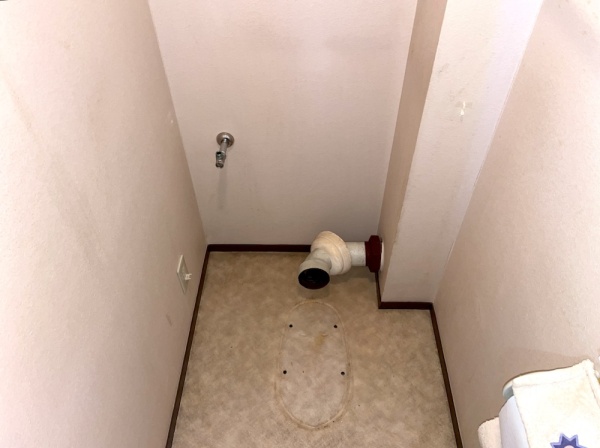トイレ便器交換工事　工事中　トイレ既設便器等取り外し工事後