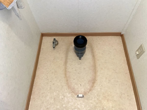 トイレ便器交換工事　工事中　トイレ新規排水フランジ及び便器固定辺取り付け工事後
