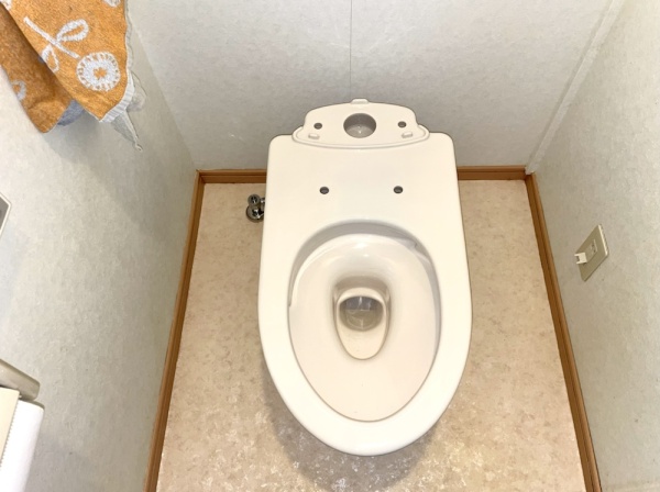 トイレ便器交換工事　工事中　トイレ新規便器等取り付け工事中