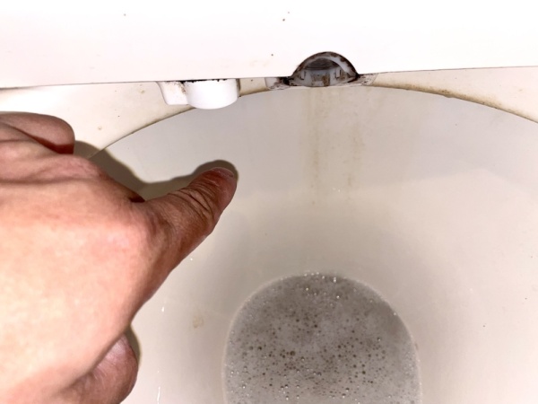 トイレ水漏れ修理工事　工事前　便器内へ漏水