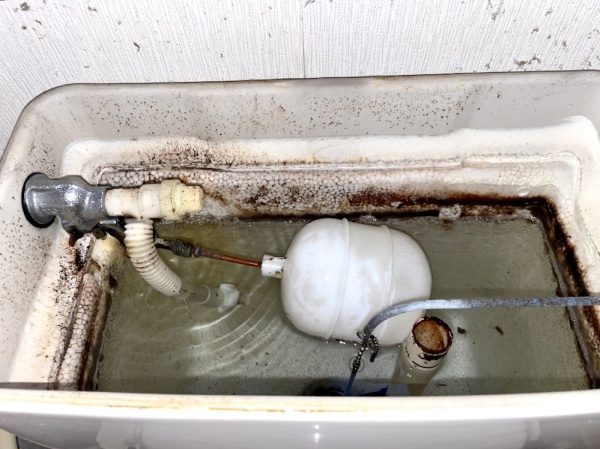 トイレ水漏れ修理工事　工事前　トイレタンク内