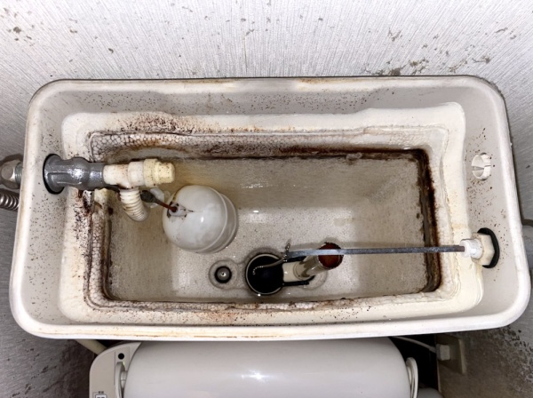トイレ水漏れ修理工事　工事後　トイレタンク内新規部品取り付け工事後
