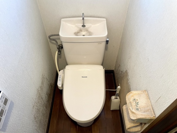 トイレ水漏れ修理工事　工事後　トイレ前景