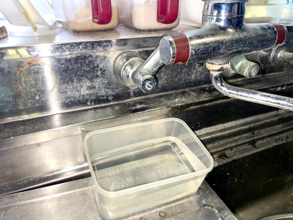 キッチン蛇口修理工事　工事前　キッチン蛇口水漏れ