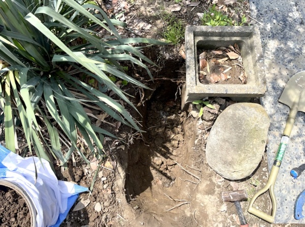 水道修理（水栓柱、蛇口交換）工事　工事中　既設水栓柱撤去工事後