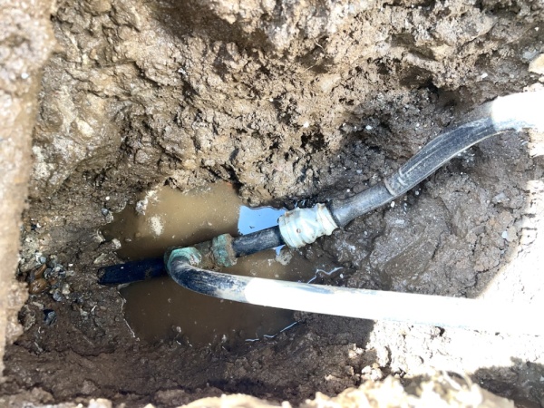 水道修理（給水管漏水修理）工事　工事中　掘削工事後