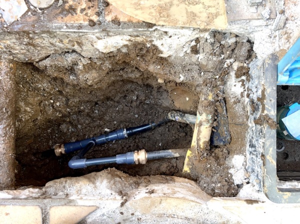 水道修理（給水管漏水修理）工事　工事中　給水管部分やり替え工事後