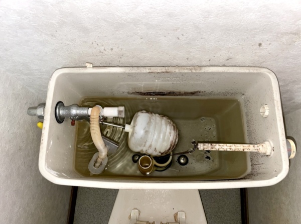 トイレ水漏れ修理工事　工事前　トイレタンク既設部品
