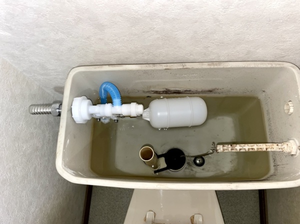 トイレ水漏れ修理工事　工事後　トイレタンク取り付け、新規部品取り付け工事後
