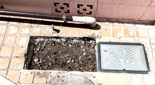 水道修理（給水管漏水修理）工事　工事中　斫り工事後