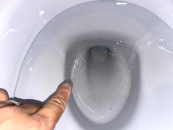 2Fトイレ水漏れ修理工事　工事前　便器へ常時水漏れ