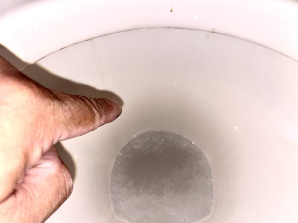 トイレ水漏れ修理工事　工事前　便器へ常時チョロチョロと水漏れ