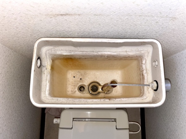 トイレ水漏れ修理工事　工事中　トイレタンク既設部品取り外し工事後