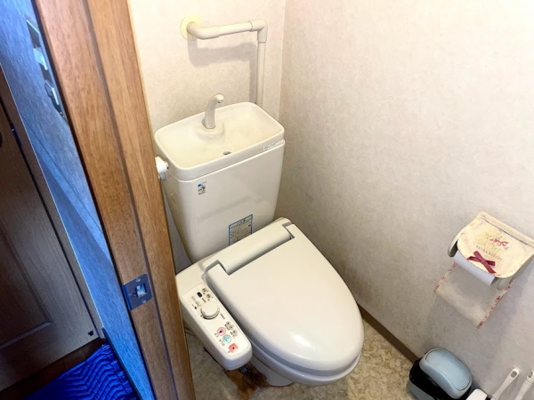 トイレ便器交換工事　工事前　トイレ既設便器等