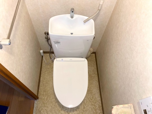 トイレ便器交換工事　工事後　トイレ新規便器等取り付け工事後