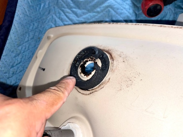 トイレ水漏れ修理工事　工事中　既設整流スポンジ