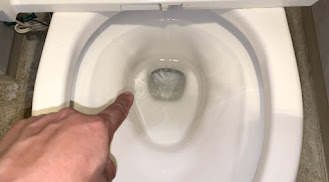 トイレ便器交換工事　工事前　トイレ既設便器に常時水漏れ