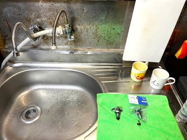 水道修理（キッチン蛇口修理・洗面器水漏れ修理）工事　サムネイル