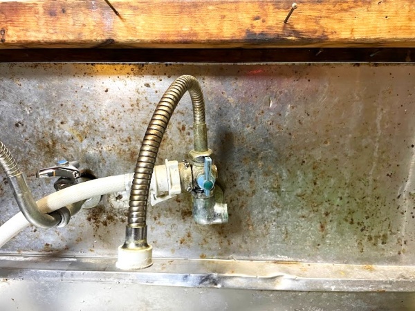 水道修理（キッチン蛇口修理・洗面器水漏れ修理）工事　工事中　既設取り外し工事後