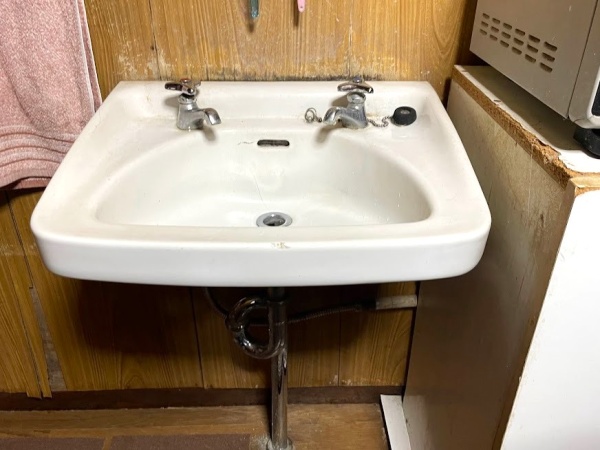 水道修理（キッチン蛇口修理・洗面器水漏れ修理）工事　洗面器現場調査中