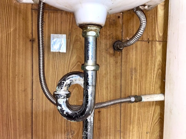 水道修理（キッチン蛇口修理・洗面器水漏れ修理）工事　洗面器現場調査中