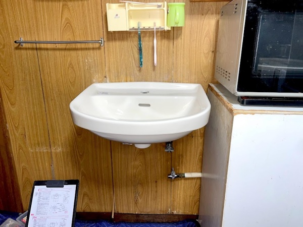 水道修理（キッチン蛇口修理・洗面器水漏れ修理）工事　工事中　新規洗面器取り付け工事後