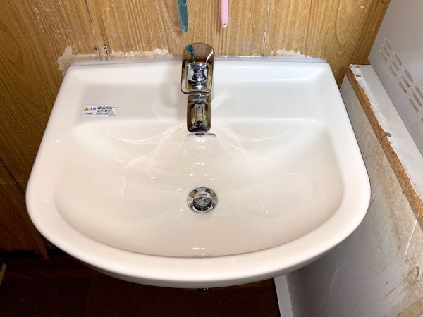 水道修理（キッチン蛇口修理・洗面器水漏れ修理）工事　工事後　新規洗面器等一式取り付け工事後
