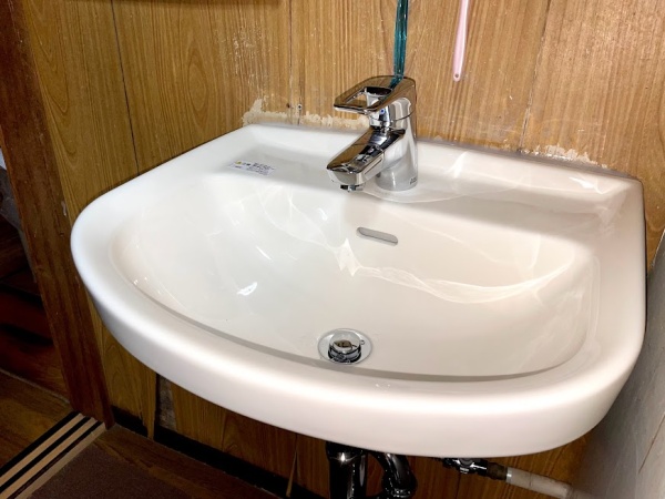 水道修理（キッチン蛇口修理・洗面器水漏れ修理）工事　工事後　新規洗面器等一式取り付け工事後