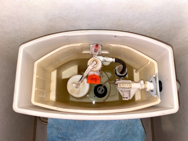 トイレ水漏れ修理工事　工事前　トイレタンク内部既設部品