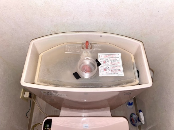 トイレ水漏れ修理工事　工事後　トイレタンク内部新規部品取り付け工事後　