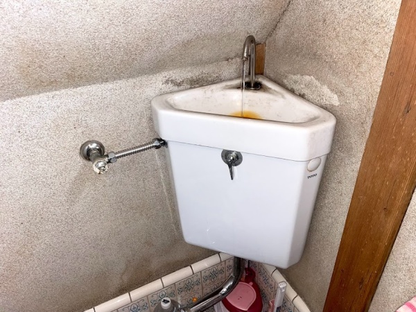 トイレ水漏れ修理工事　工事後　トイレタンク内新規部品取り付け工事後