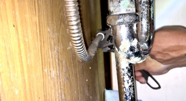 水道修理（キッチン蛇口修理・洗面器水漏れ修理）工事　工事中　洗面器蛇口既設給湯管取り外し工事中
