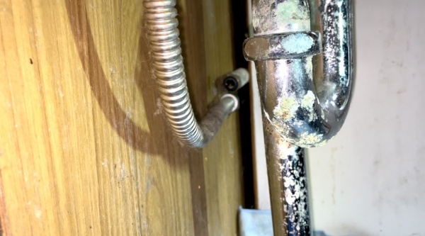 水道修理（キッチン蛇口修理・洗面器水漏れ修理）工事　工事中　洗面器蛇口既設給湯管取り外し工事後
