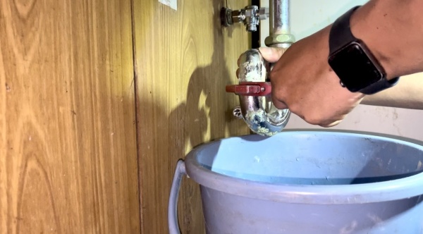 水道修理（キッチン蛇口修理・洗面器水漏れ修理）工事　工事中　洗面器蛇口既設排水金具取り外し工事中