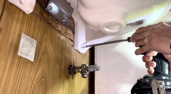 水道修理（キッチン蛇口修理・洗面器水漏れ修理）工事　工事中　新規洗面器取り付け工事中