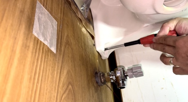 水道修理（キッチン蛇口修理・洗面器水漏れ修理）工事　工事中　新規洗面器取り付け工事中