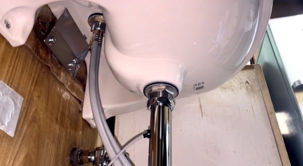 水道修理（キッチン蛇口修理・洗面器水漏れ修理）工事　工事中　新規洗面器排水金具取り付け工事中