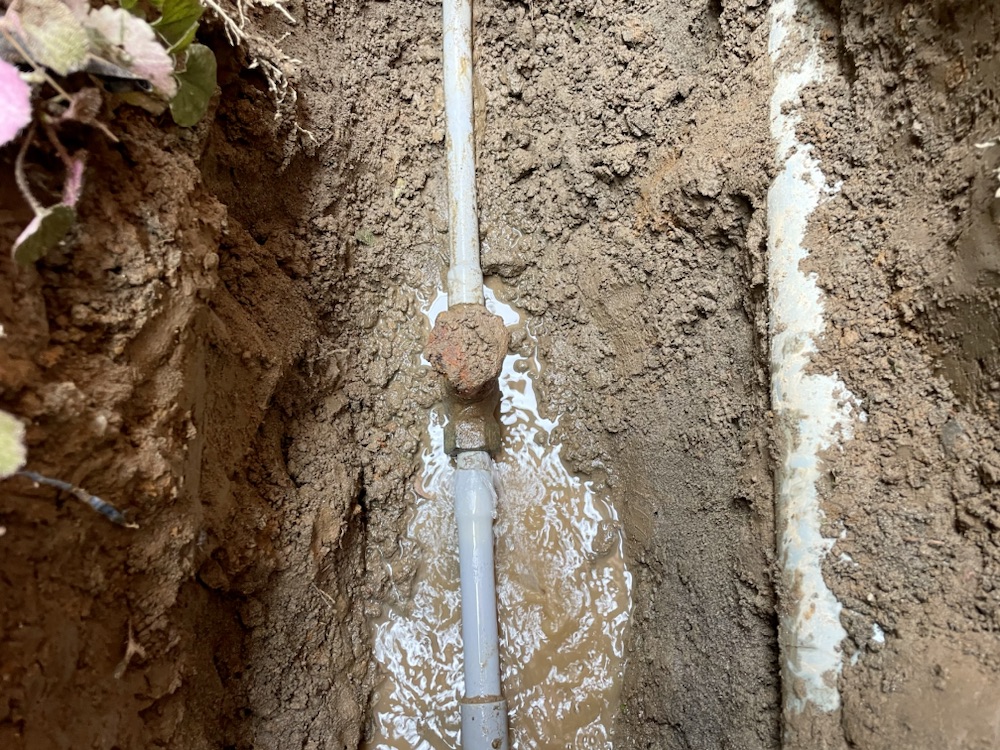 水道修理（漏水調査・漏水修理）工事
工事中　掘削工事後　漏水原因箇所