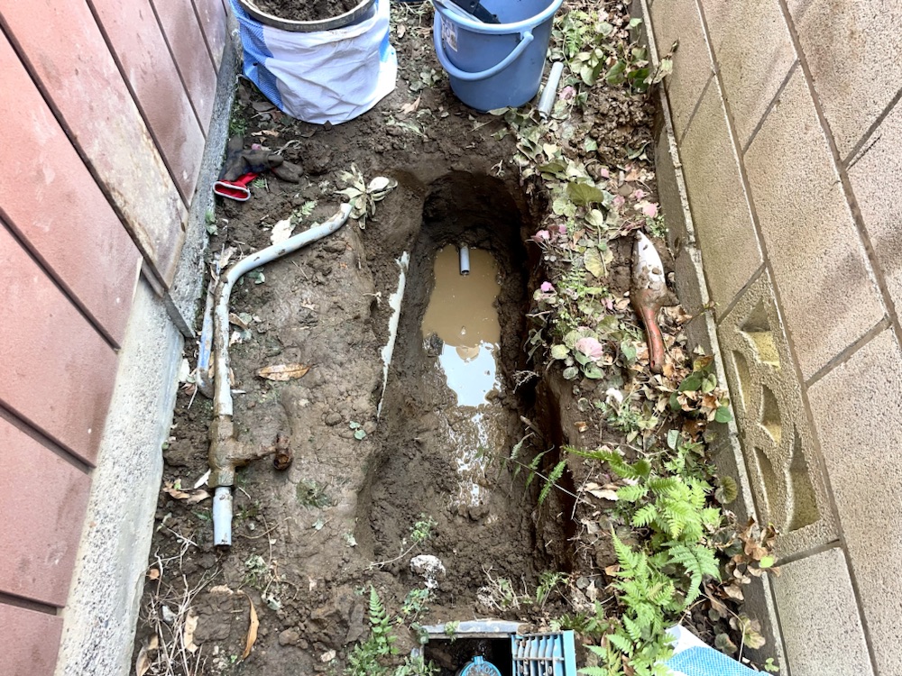 水道修理（漏水調査・漏水修理）工事
工事中　漏水原因箇所撤去工事後