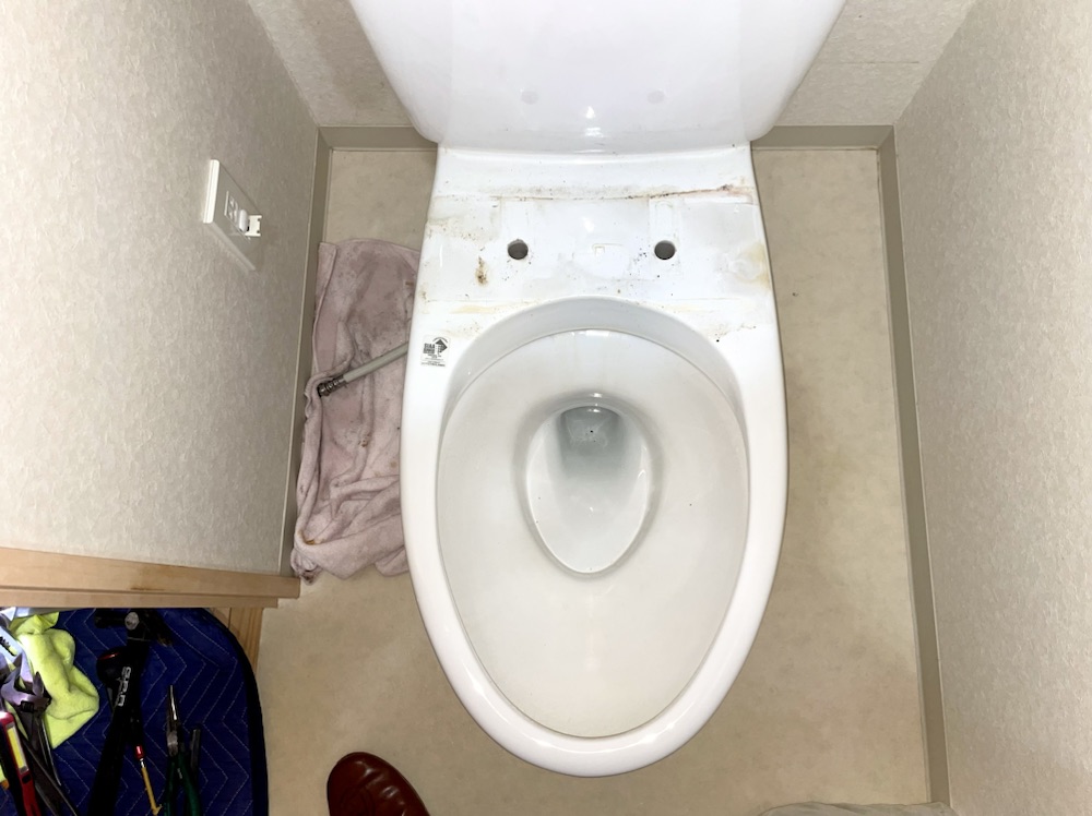 トイレ水漏れ修理工事　工事中　トイレ既設ウォシュレット取り外し工事後