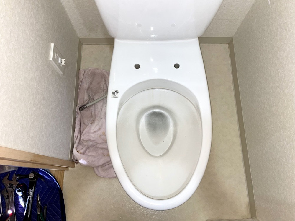 トイレ水漏れ修理工事　工事中　トイレ既設ウォシュレット取り外し清掃工事後
