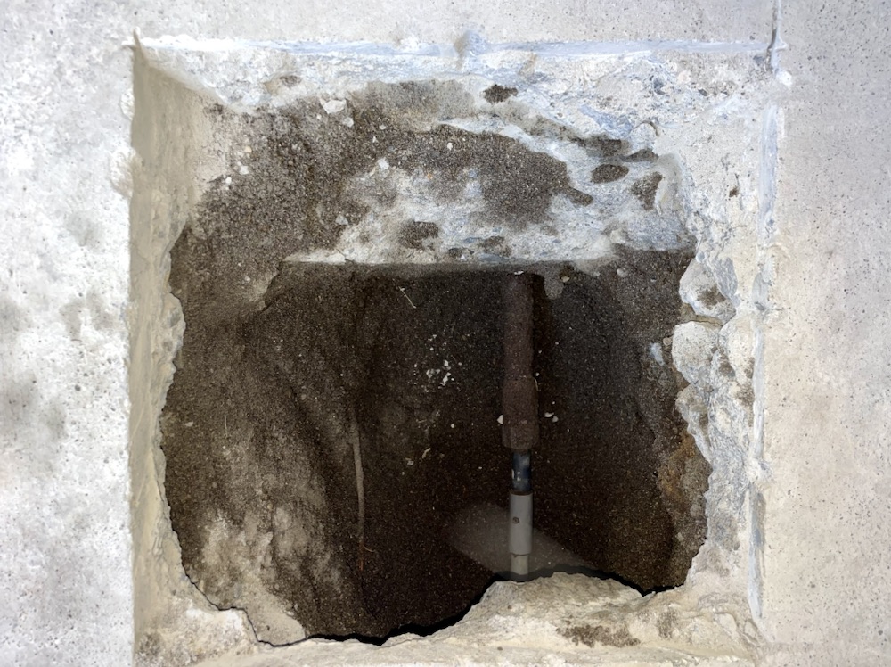 水道修理（漏水調査・漏水修理）工事（1日目）　工事中　建物外部　掘削工事後